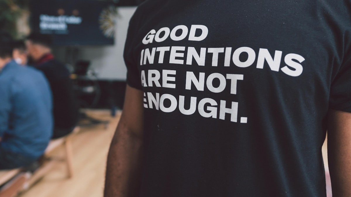 man in black crew neck t-shirt